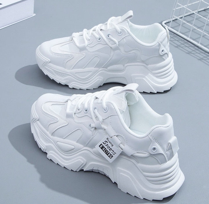 Witte damessneakers: comfortabele en trendy chunky dad sneakers. Ideaal voor casual outfits en dagelijkse activiteiten.