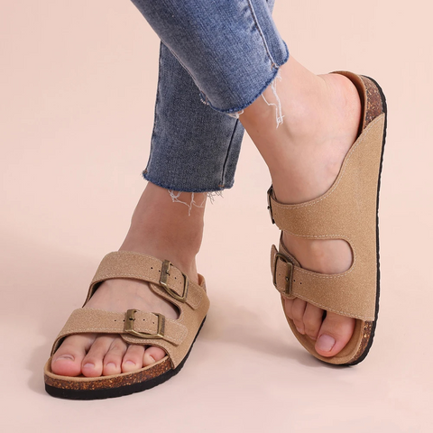 Verstelbare bandjes op deze dames sandalen met ergonomisch kurkvoetbed zorgen voor de perfecte pasvorm.