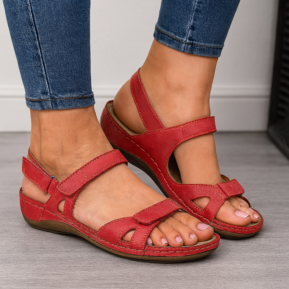 Close-up van de verstelbare enkelband van dames comfort sandalen, zorgt voor optimale pasvorm.