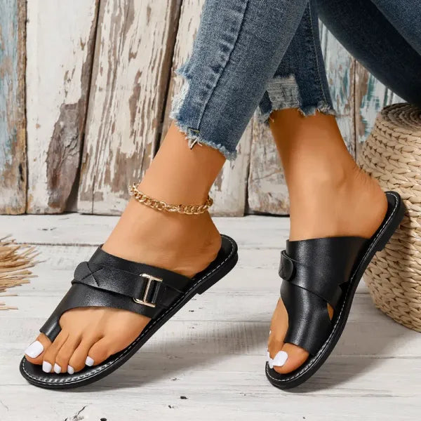 Dames slippers met verstelbare band, perfect voor voetcomfort en ontspanning na een lange dag.