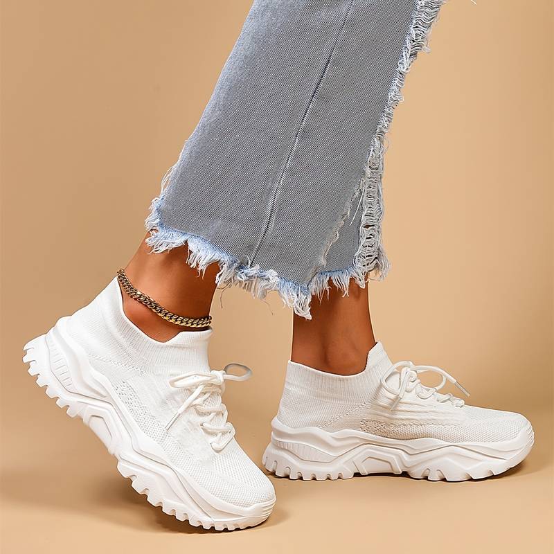 Witte Comfort Stride dames orthopedische sneakers, perfect voor actieve dagen. Bieden uitstekende voetondersteuning.