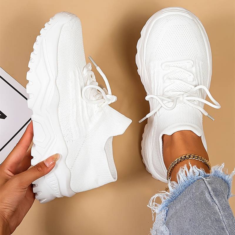 Dames orthopedische sneakers speciaal ontworpen voor pijnverlichting en verbeterde voetgezondheid tijdens het lopen.
