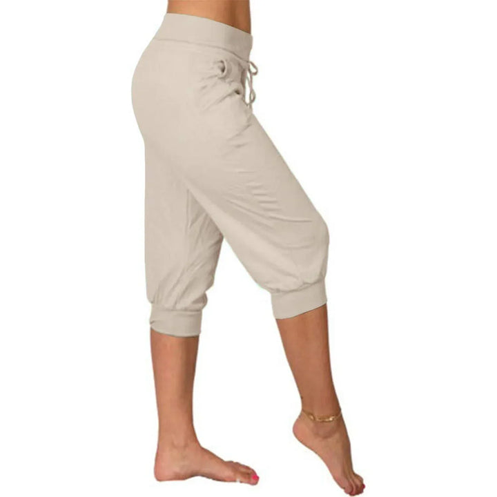 Veelzijdige dames capribroek Luna, perfect voor dagelijks casual gebruik of sportieve activiteiten in de zomer.