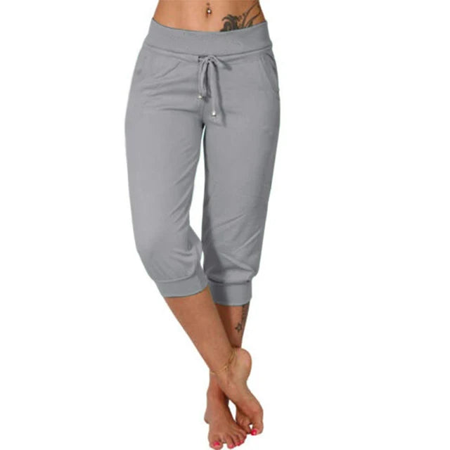 Dames lounge capribroek Luna, comfortabel en casual met relaxte pasvorm, ideaal voor ontspanning thuis of buiten.