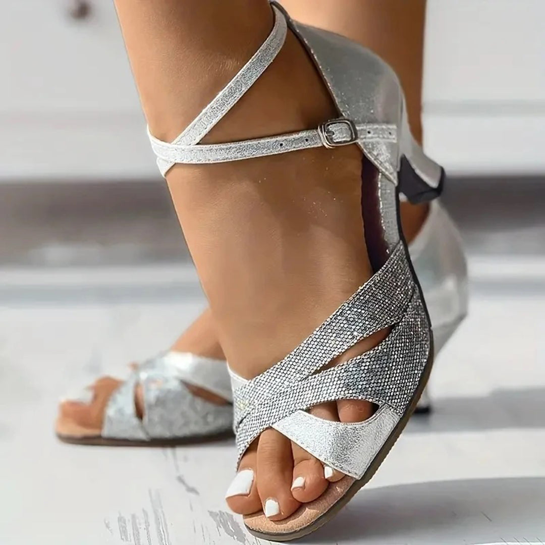 Stijlvolle dames dansschoenen met suède zool, ontworpen voor comfort en stabiliteit bij latin dans.