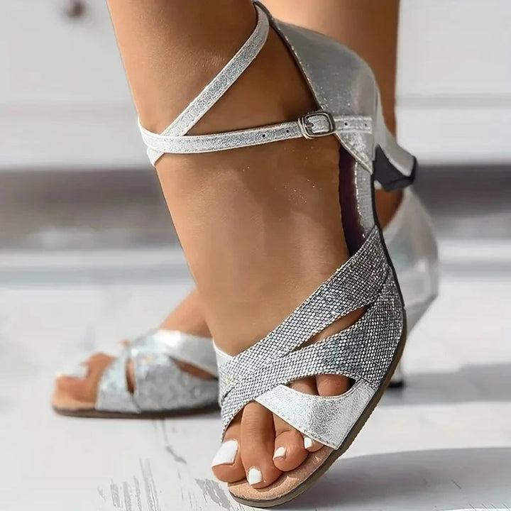 Stijlvolle dames dansschoenen met suède zool, ontworpen voor comfort en stabiliteit bij latin dans.