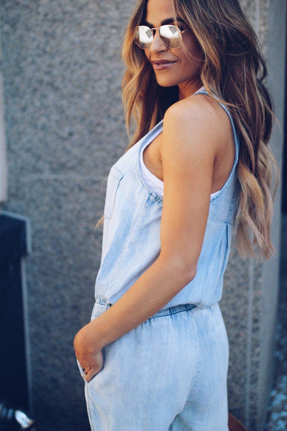 Casual donkerblauwe dames jumpsuit, mouwloos met trekkoord in de taille, ideaal voor warme dagen.