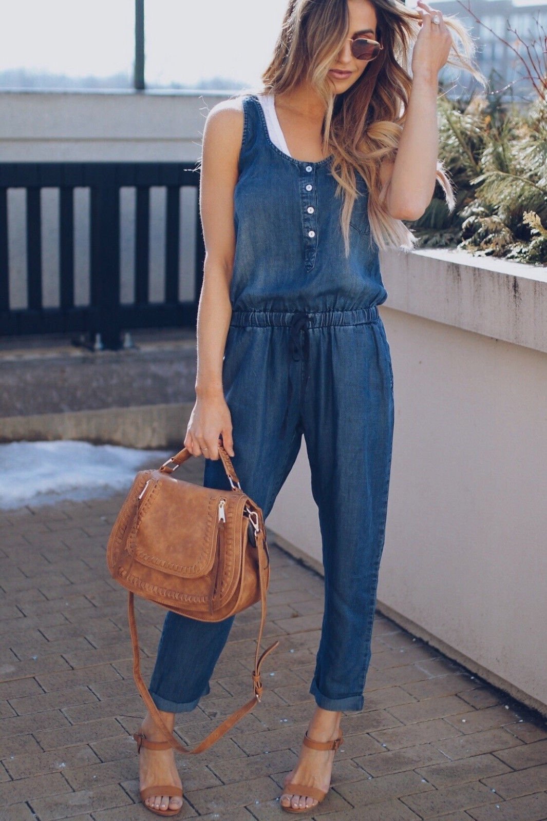 Elegante lichtblauwe dames jumpsuit, mouwloos en comfortabel, veelzijdig voor een modieuze stijl.