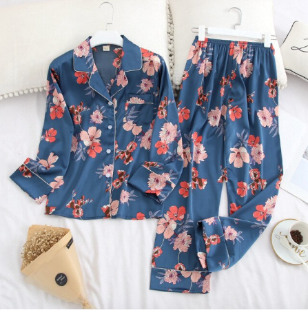 Vrouw ontspannen in stijlvolle damespyjama set. Perfecte comfortabele loungewear voor thuis en lente.