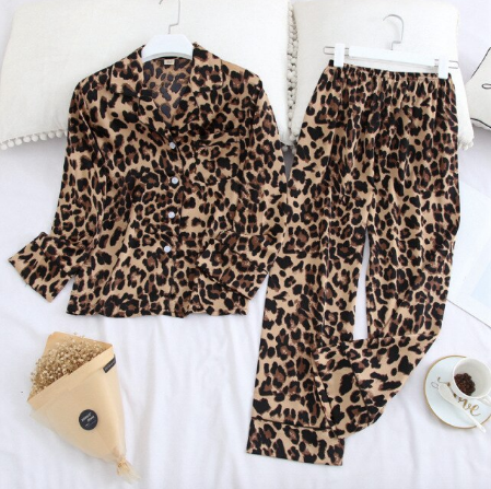 Netjes opgevouwen dames comfortabele pyjama set. Essentiële zomerpyjama en zachte loungewear voor dames.
