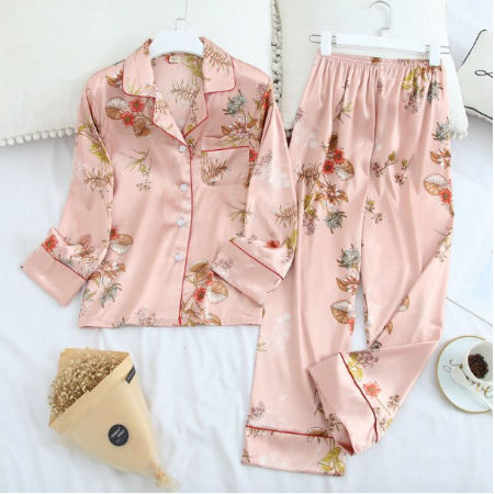 Zomerse dames pyjama top met korte mouwen. Comfortabele en stijlvolle nachtkleding voor de lente en dames.