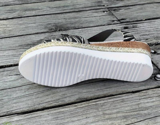 Lichtgewicht dames orthopedische sandalen, bieden comfort en podologische steun voor elke zomerwandeling.