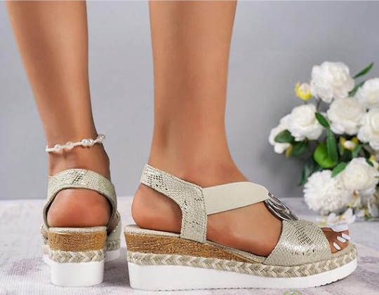 Anti-slip Clarissa dames sandalen, orthopedisch en lichtgewicht, ideaal voor comfortabele zomerstappen.