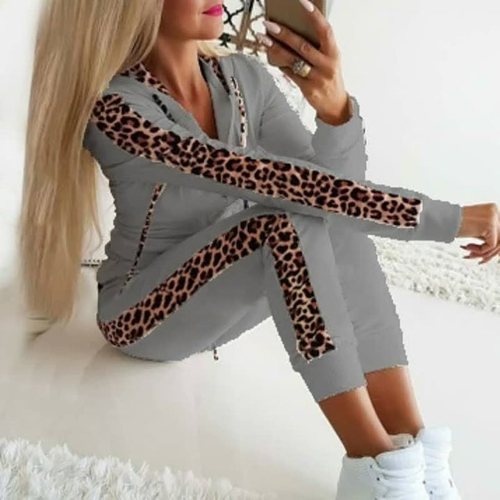 Stijlvol dames joggingpak, perfect voor casual dagen thuis of sportieve uitstapjes. Trendy sweatpak.