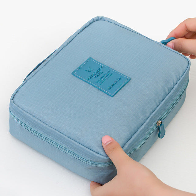 Binnenkant van compacte waterdichte make-up tas, georganiseerde cosmetica organizer voor dames.