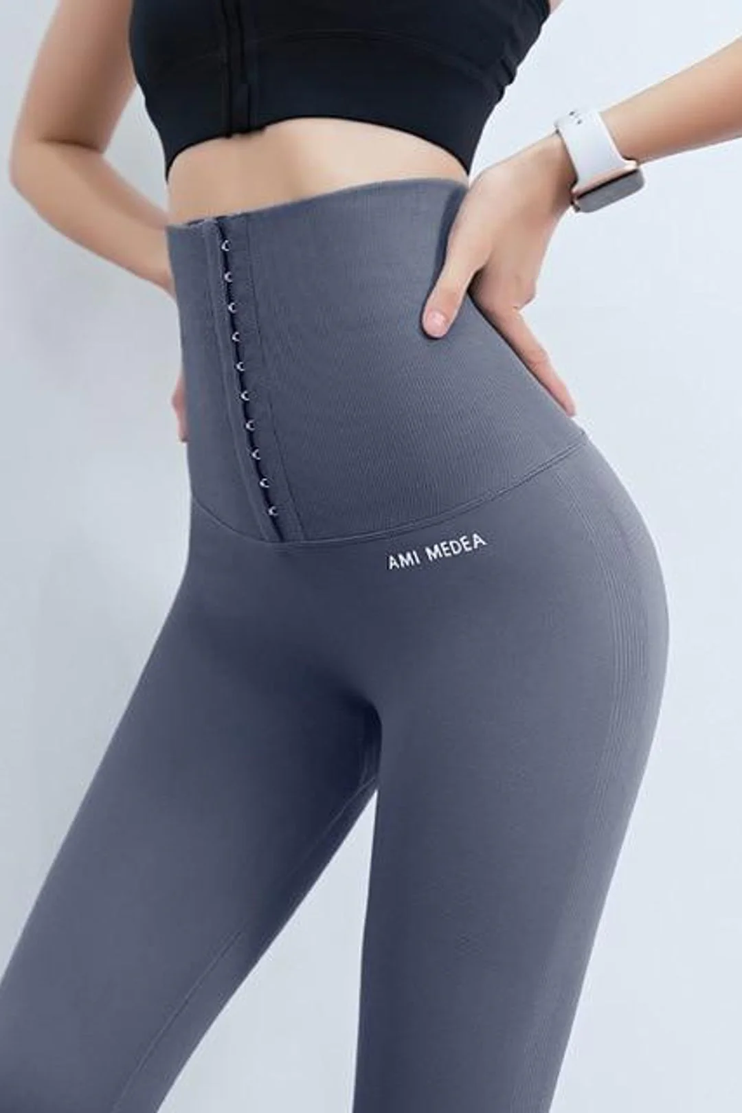 Grijze sportieve compressie legging voor dames, comfortabel & vormgevend, perfect voor yoga & fitness.