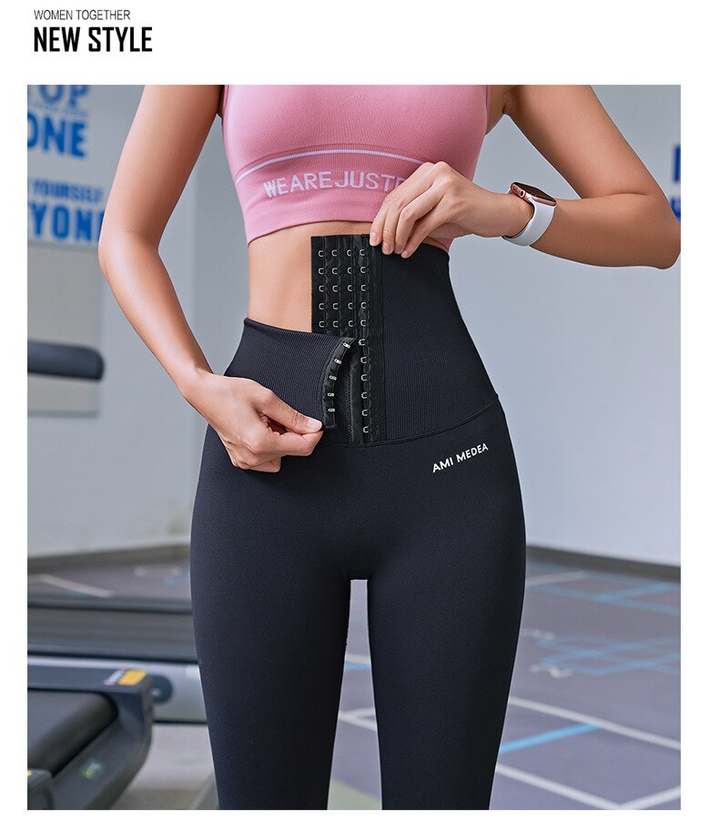 Vrouw in zwarte compressie legging doet yoga, toont flexibiliteit & comfort. Perfect voor workout.