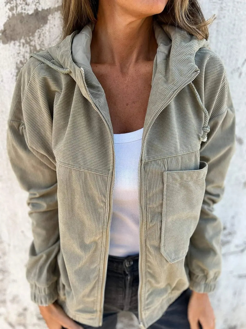 Modieuze damesjas van corduroy met capuchon, perfecte bovenkleding voor casual look.