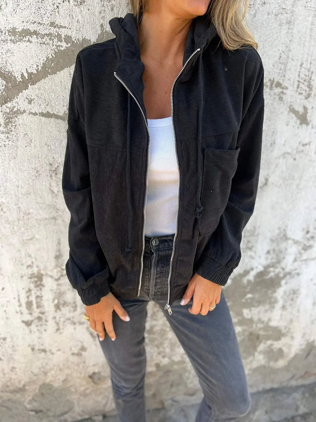 Casual dames corduroy jas met praktische capuchon, duurzaam en modieus voor dagelijks gebruik.
