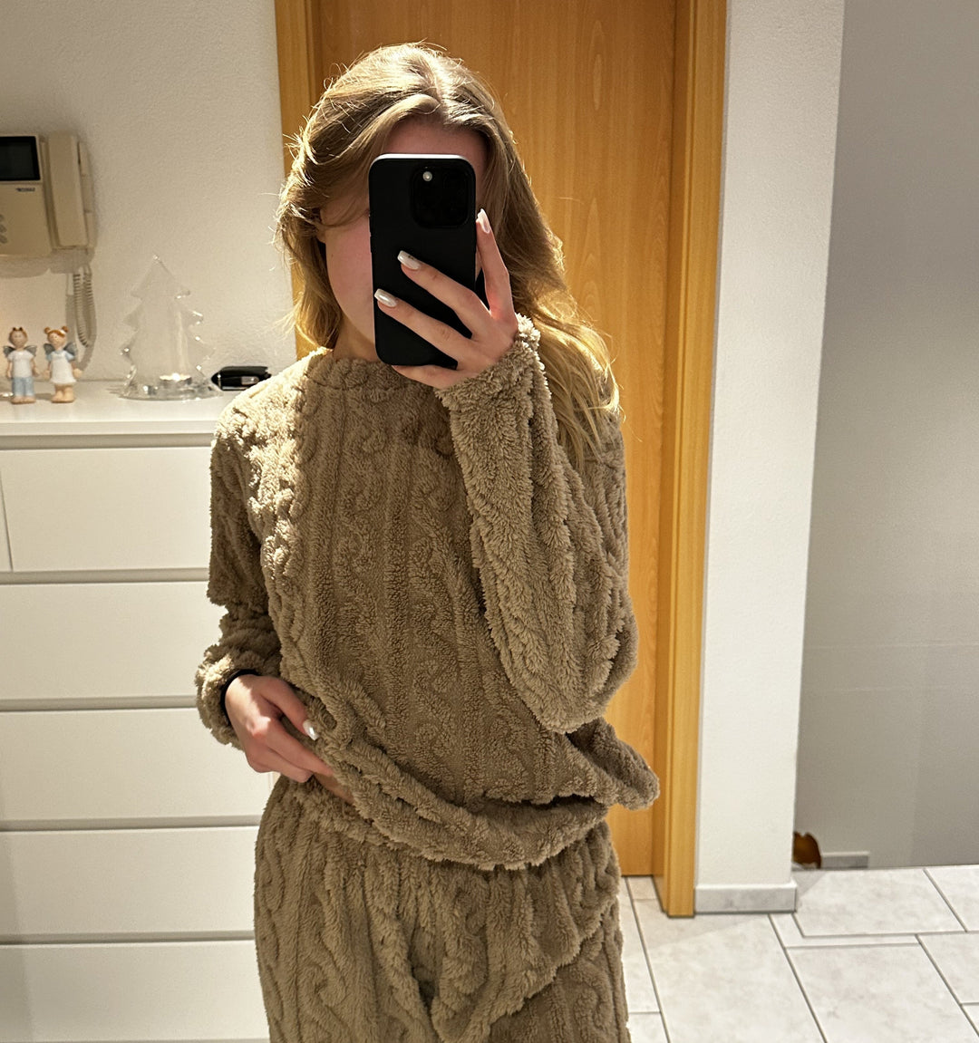 Detailopname van de superzachte CozyHaven dames fleece pyjamaset, perfect voor warme winteravonden en ontspanning.