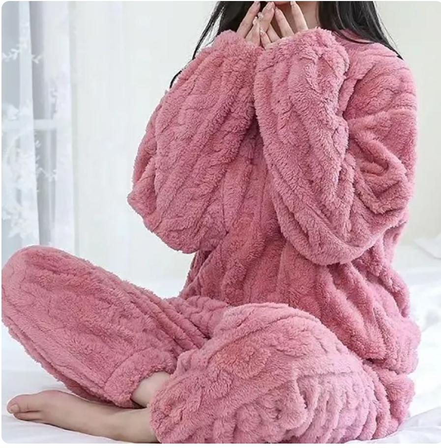 Model draagt comfortabele CozyHaven dames fleece pyjamaset. Ideaal als warme winterkleding, slaapkleding of huispak.