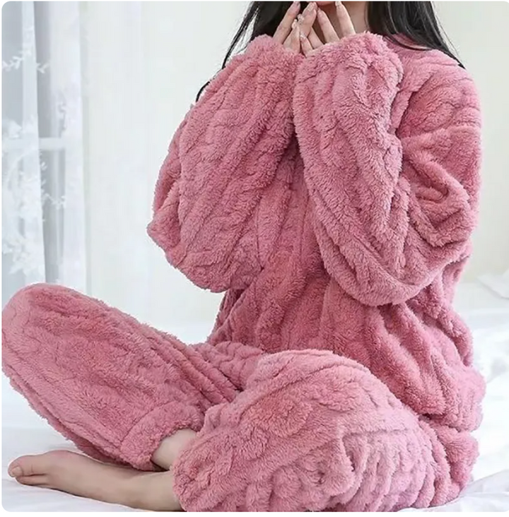Model draagt comfortabele CozyHaven dames fleece pyjamaset. Ideaal als warme winterkleding, slaapkleding of huispak.
