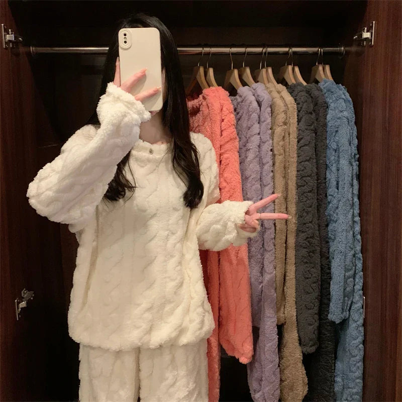 Tweeledige CozyHaven dames fleece pyjamaset, comfortabel en warm. Perfect als huispak, slaapkleding en loungewear in de winter.