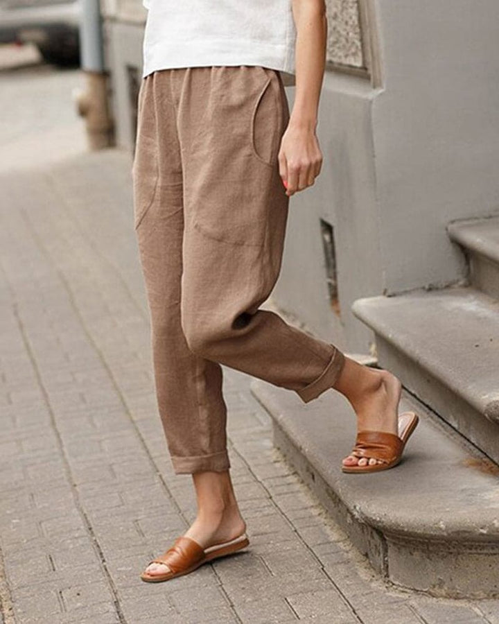 Casual cropped damesbroek met elastische taille. Modieuze pasvorm en praktische zijzakken.