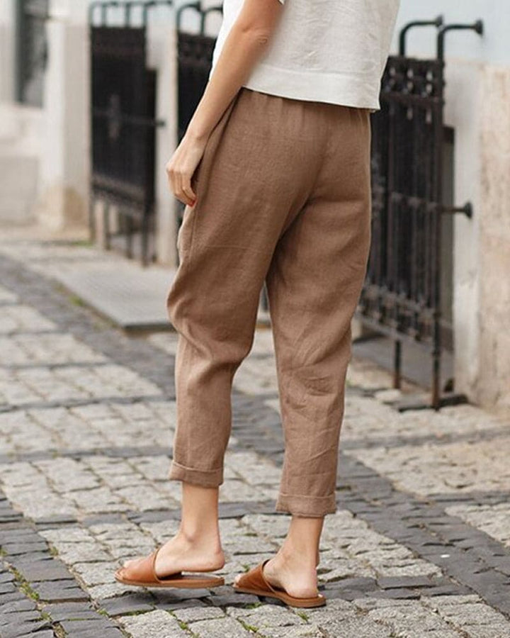 Zomerse dames chino, cropped model, met elastische taille. Ideaal voor een relaxte, modieuze look.