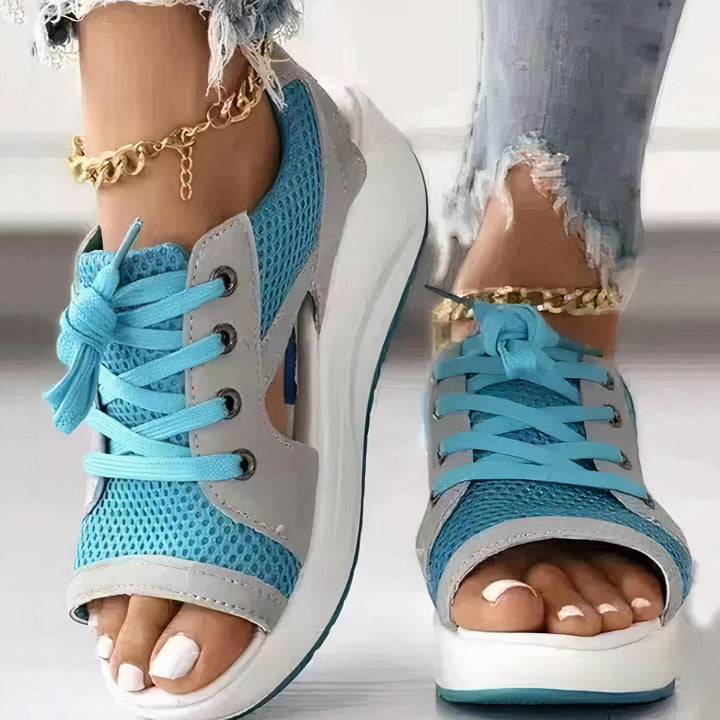 Dames Dalina sportieve sleehakken met veters en open teen, ideaal voor zomerse dagen. Comfortabel en stijlvol.