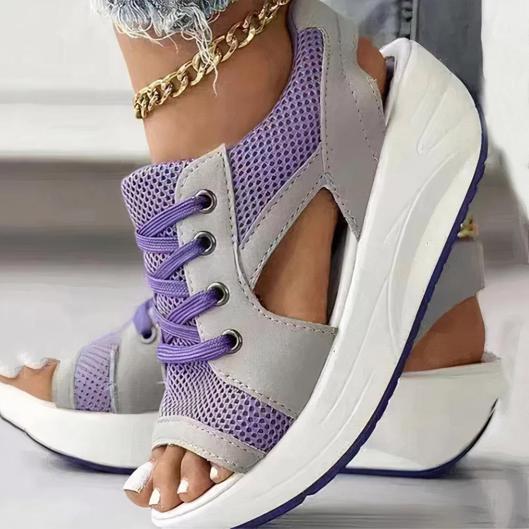 Stijlvolle dames sportieve sleehakken met vetersluiting en open teen. Moderne sandalen, perfect voor de zomer.