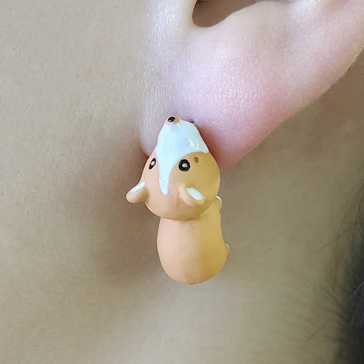 Close-up van trendy dames dieren oorbellen, hoogwaardige speelse sieraden met fijne details.