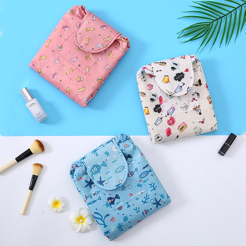 Waterdichte polyester reistas met trekkoord voor dames, perfect voor het meenemen van make-up en toiletartikelen.