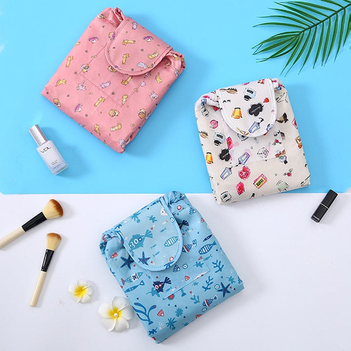 Waterdichte polyester reistas met trekkoord voor dames, perfect voor het meenemen van make-up en toiletartikelen.