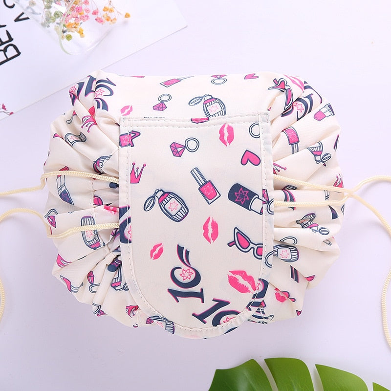 Binnenzicht: ruime trekkoord make-up tas met compartimenten voor georganiseerde beauty essentials.