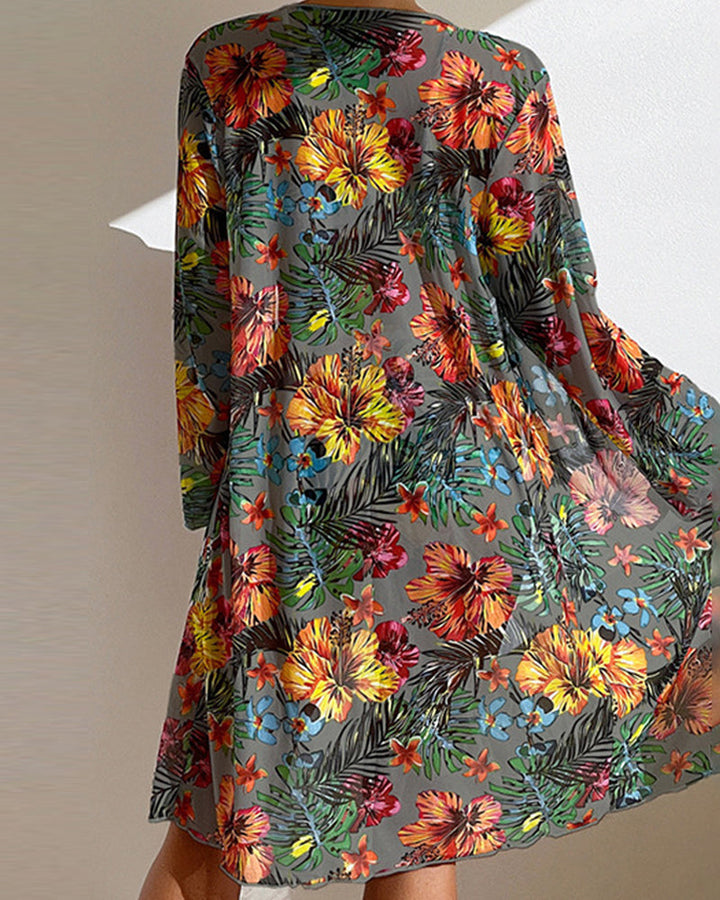 Levendige driedelige dames bikini set met kleurrijke bloemenprint, ideaal als strandkleding.