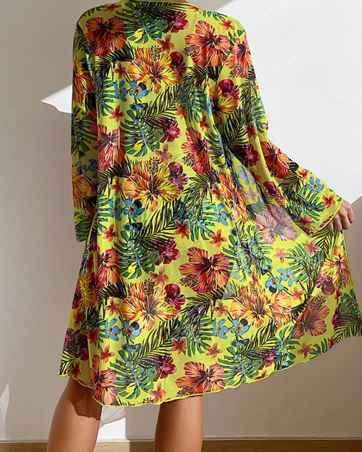 Model draagt comfortabele driedelige dames bikini set met zomerse bloemenprint en wikkelrok.