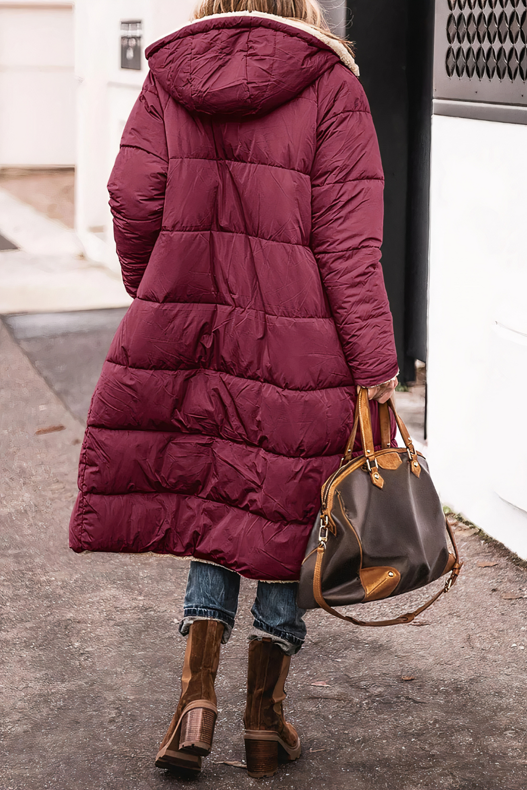 Vrouw draagt dubbelzijdige winddichte dames parka, genietend van de winter. Warme, casual vrouwenkleding.