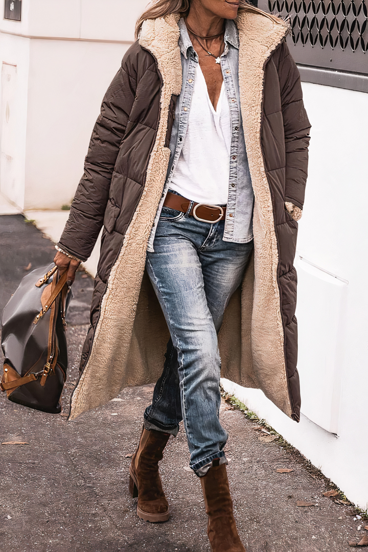 Ultiem warme dubbelzijdige dames winterparka. Winddichte jas voor koude dagen. Modieuze vrouwen bovenkleding.