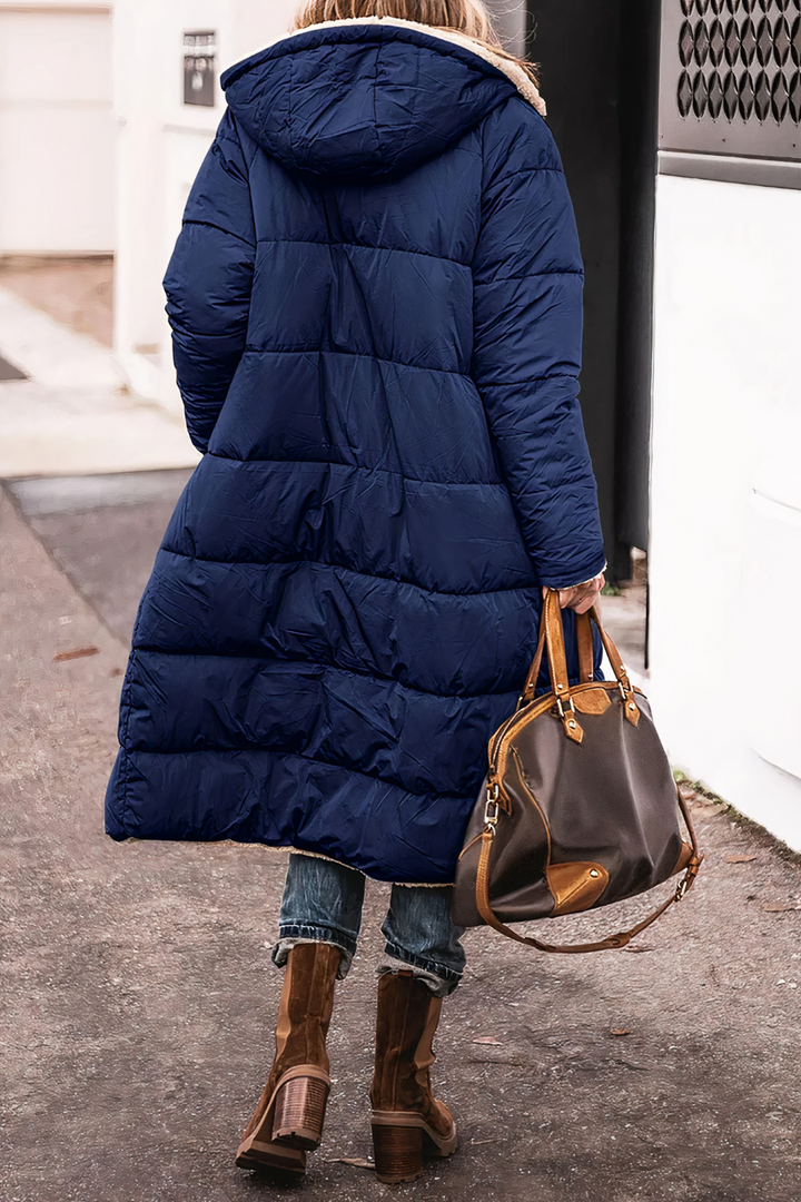 Stijlvolle zwarte dames winterparka met capuchon. Dubbelzijdig en winddicht, een warme jas voor vrouwen.