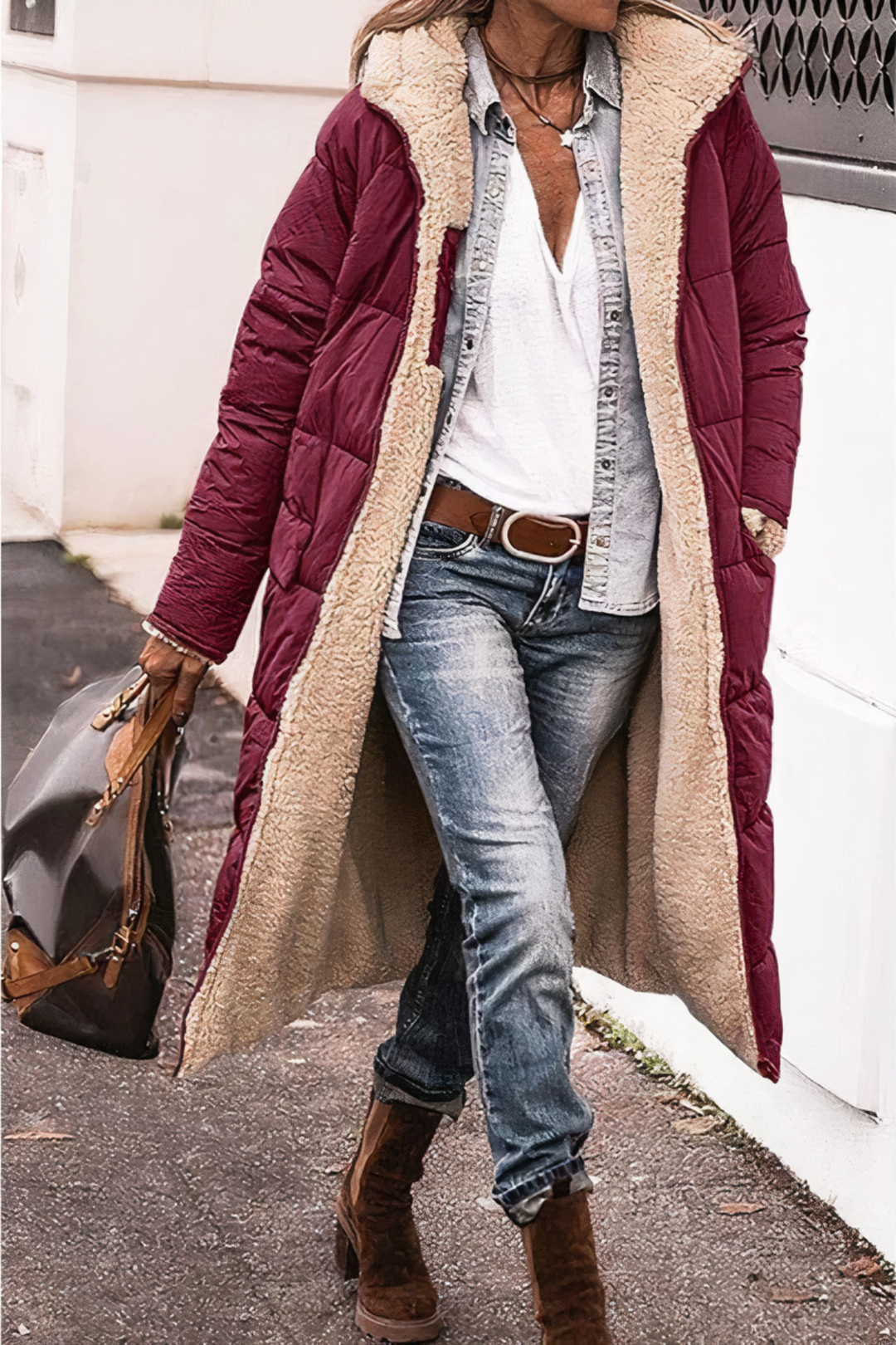 Lange modieuze dames winterparka, dubbelzijdig en winddicht. Warme jas voor vrouwenkleding, casual stijl.