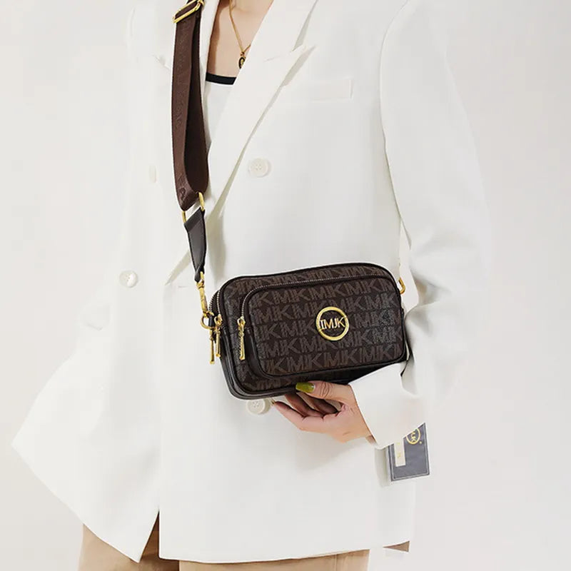 Stijlvolle dames schoudertas in beige, elegant gedragen door model, ideale handtas voor dagelijks gebruik.