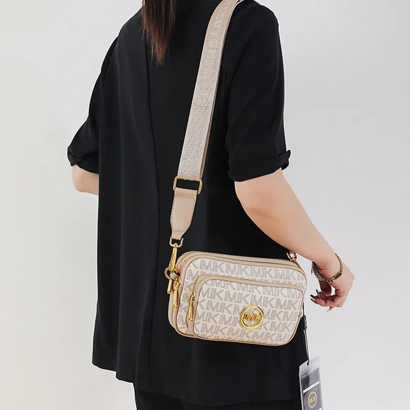 Beige en bruine elegante schoudertas dames, klassiek design met moderne twist, een luxe fashion accessoire.