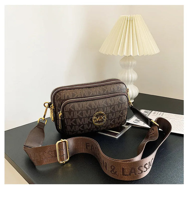 Tijdloze beige schoudertas voor dames, luxe accessoire gepresenteerd op een effen ondergrond, essentieel voor mode.