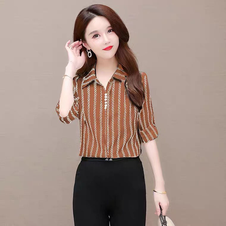 Stijlvolle dames chiffon blouse met knopen en omslagkraag; perfect voor zakelijk casual.