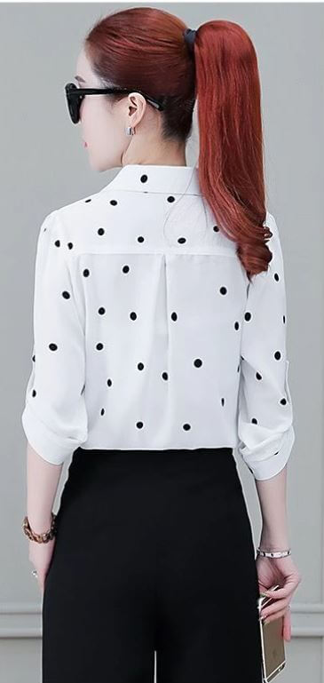 Modieuze dames top met lange mouwen en knoopdetails, geschikt voor elke gelegenheid.