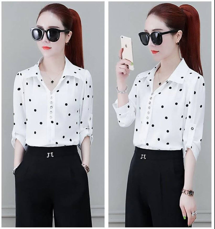 Chique dames blouse met omgeslagen kraag, knoopsluiting en elegante uitstraling.