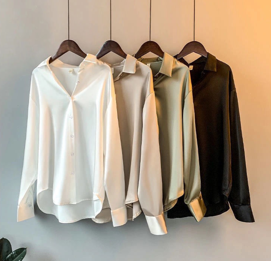 Beige damesblouse met lange mouwen, een stijlvol en comfortabel overhemd. Perfect voor business casual en chique outfits.