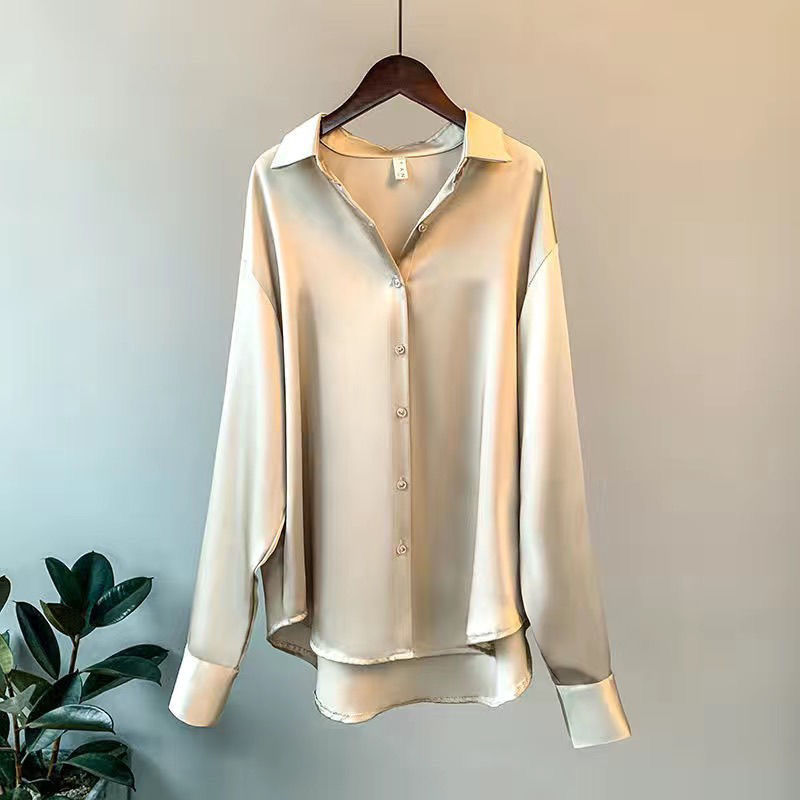 Zwarte elegante damesblouse met lange mouwen en knoopsluiting. Veelzijdig en comfortabel voor formele en informele settings.