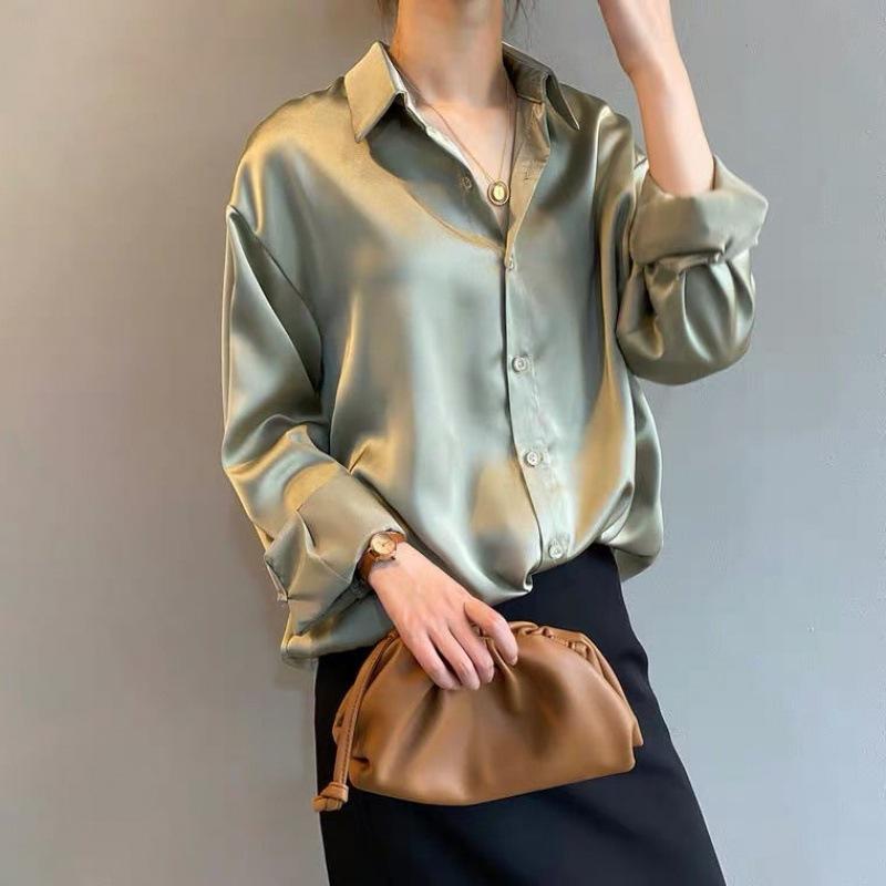 Dames elegante blouse, lange mouwen, comfortabele stof en klassieke knoopsluiting. Perfect voor veelzijdige dameskleding.